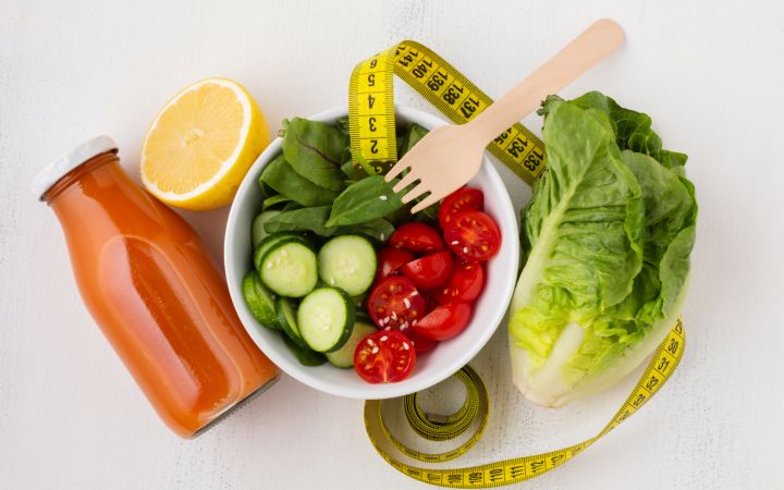 Без жёстких диет и голодовок: специалисты рассказали, как восстановиться после застолий