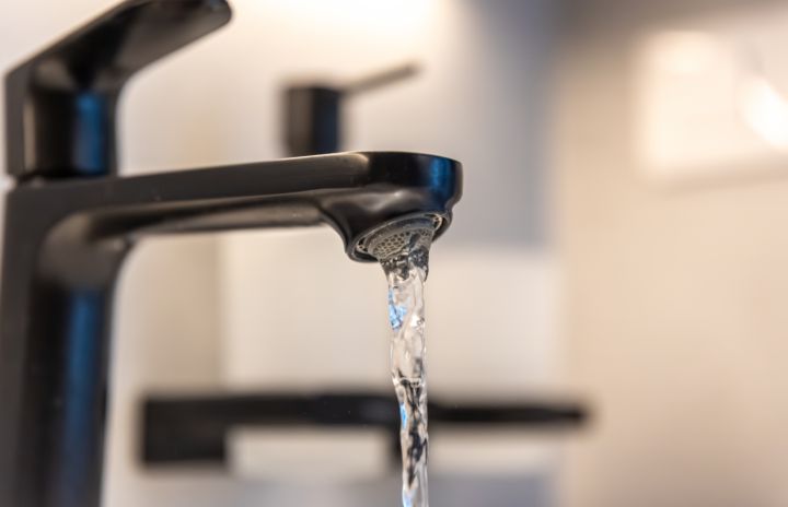 Жителей ЛНР предупредили об отсутствии воды в ряде городов: где планируются ремонты? 