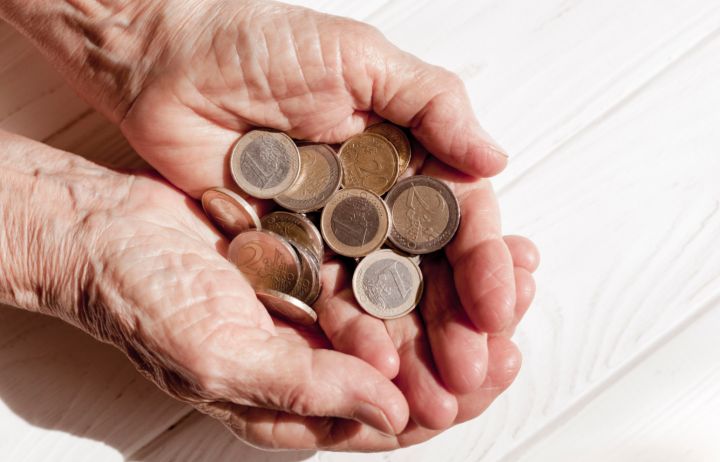 Пенсии за январь начали поступать жителям ряда городов и районов ЛНР