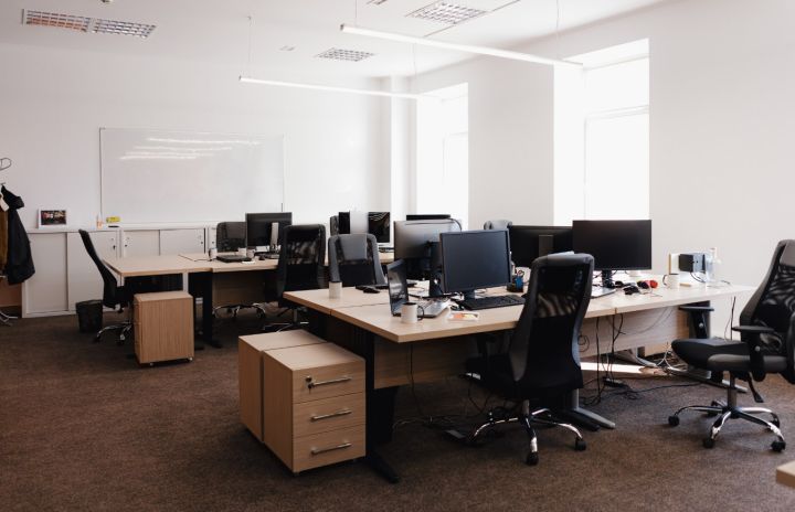 В Луганске ищут владельцев двух крупных офисов: у них есть месяц, пока помещения не отошли государству 