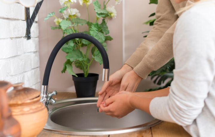 Из-за ремонта большая часть Луганска лишилась воды: когда восстановят подачу снова? 