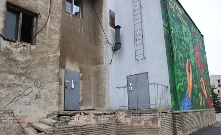 Разруху многоэтажного дома в Краснодоне «закрыли» красочным муралом