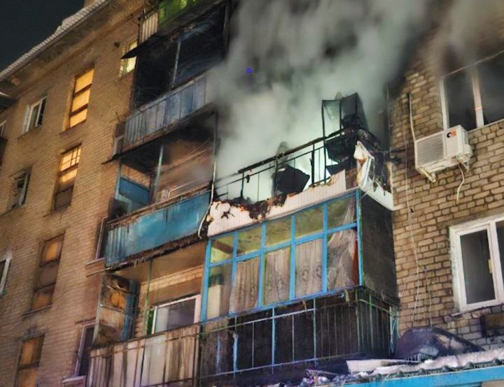 В Луганске ночью полыхала многоэтажка: оттуда эвакуировали людей, одна из квартир уничтожена