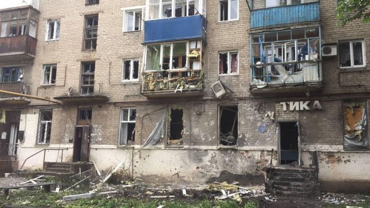 Рынок работает до обеда, а вода идет раз в два дня: как живет самый обстреливаемый район Донецка