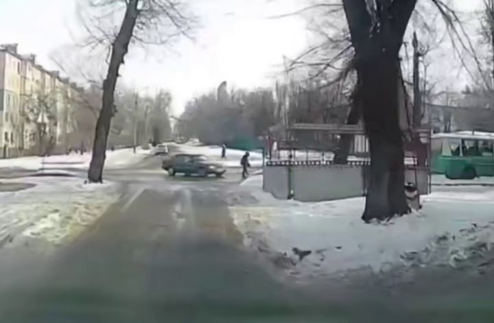 В Луганске автомобиль сбил пешехода