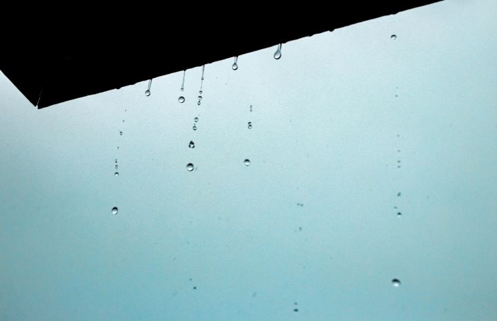 «Хорошо, что без кипятка»: многоэтажку в Алчевске затопило из-за прорыва труб на фоне запуска отопления