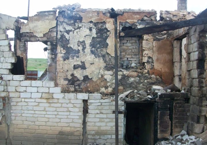 В Краснодонском районе мать с двумя детьми потеряла дом вследствие пожара