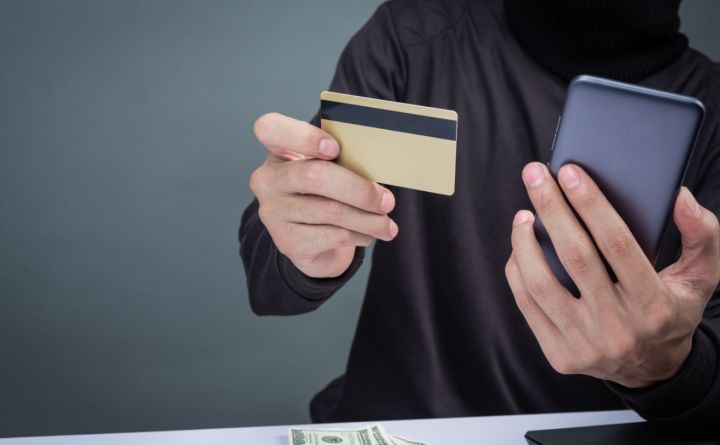 Пенсионерку в ЛНР пытались обмануть под видом «декларирования» денег: спас бабушку сосед 