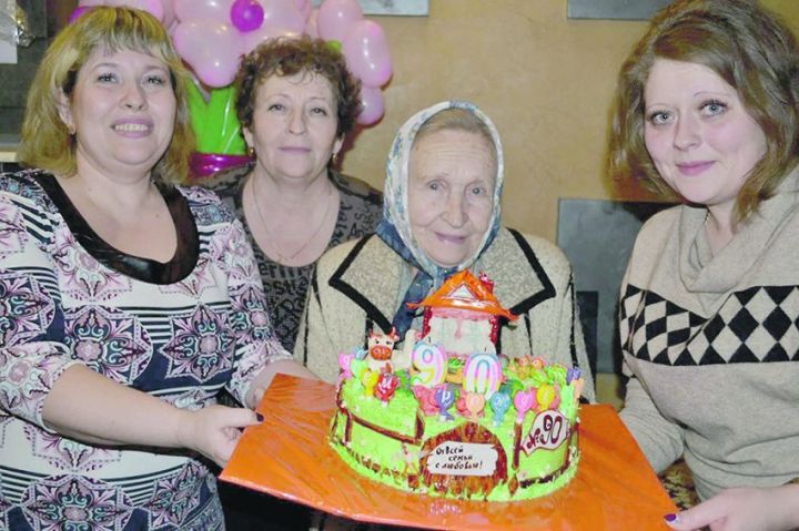 Жительница посёлка Комсомольский Зинаида Ярцева отметила вековой юбилей