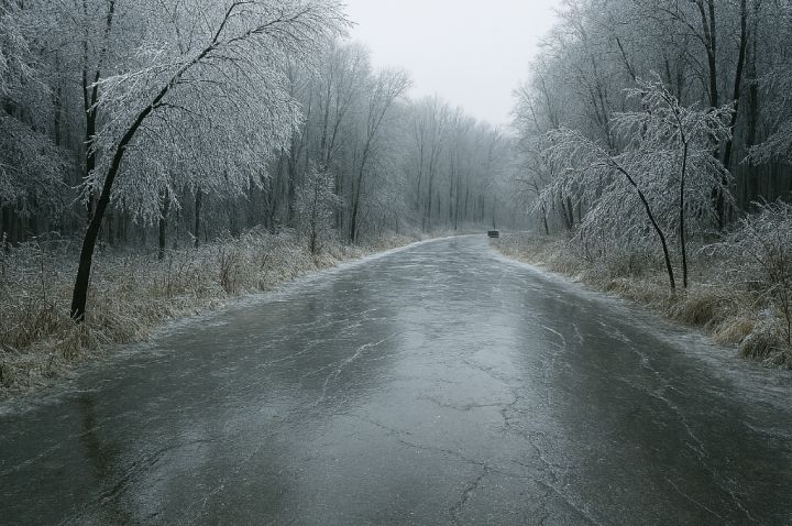 Дороги посыпали, дворы - пока нет: как обстоят дела с гололёдом в Луганске?