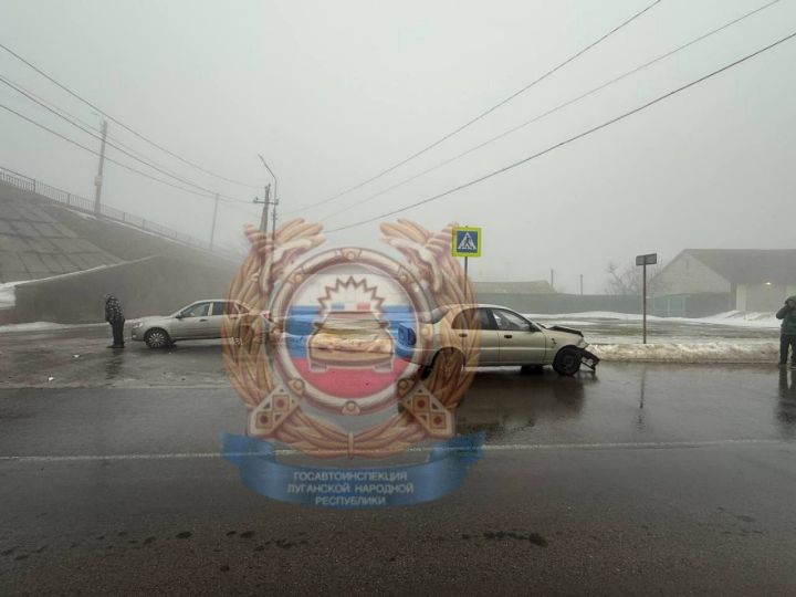 Две легковушки столкнулись на трассе в ЛНР из-за тумана: пострадала несовершеннолетняя