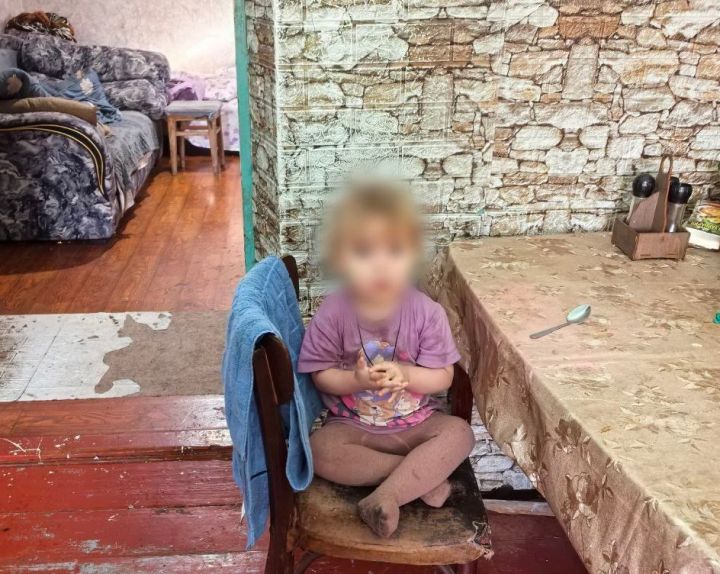 Двое суток в -18 в неотапливаемом доме: в Лутугино мать бросила двоих детей без еды и ушла 