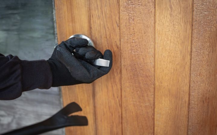 Жителей ЛНР предупредили о мошенниках, которые ходят по квартирам в вечернее время 