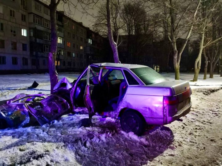 Смертельное ДТП в Луганске: столкновение с деревом превратило авто в металл 