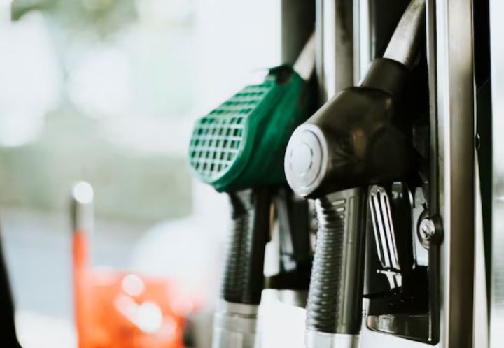 В ЛНР хотят запретит продавать бензин подросткам без прав