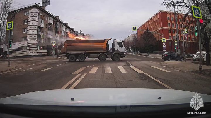 В Луганске мусоровоз загорелся прямо во время езды: водитель доехал до МЧС и потушил его