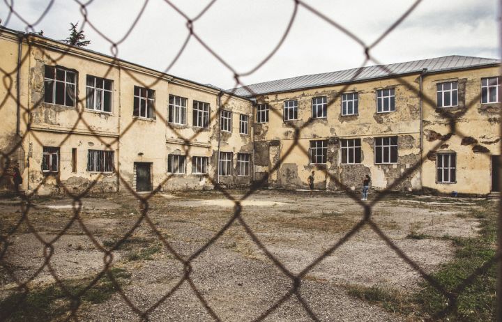 Подъём по расписанию колонии: жители Суходольска в ЛНР жалуются на каждодневное раннее пробуждение 