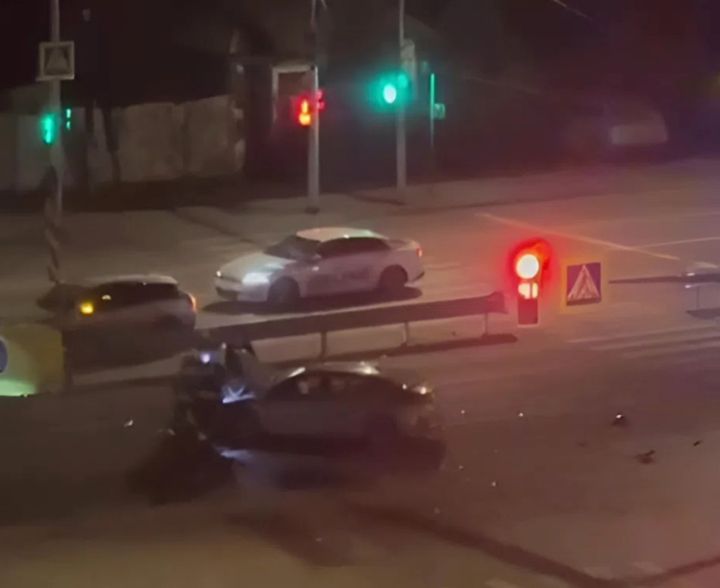 В Луганске поздно вечером произошло серьёзное ДТП: в машине мог оказаться зажат человек