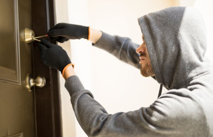 Серийного домушника поймали в Луганске после очередной кражи: он «обчистил» не менее 12 жилищ 