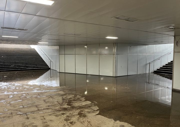 В Луганске подтопило отремонтированный пару лет назад подземный переход возле ТЦ «Кристалл»