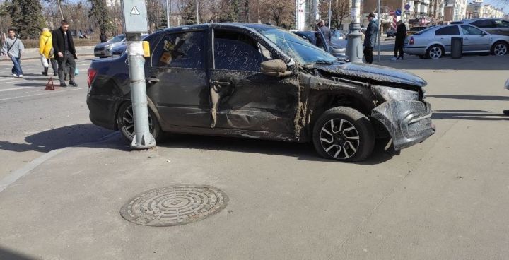 Массовое ДТП произошло в центре Луганска: столкнулись четыре авто 