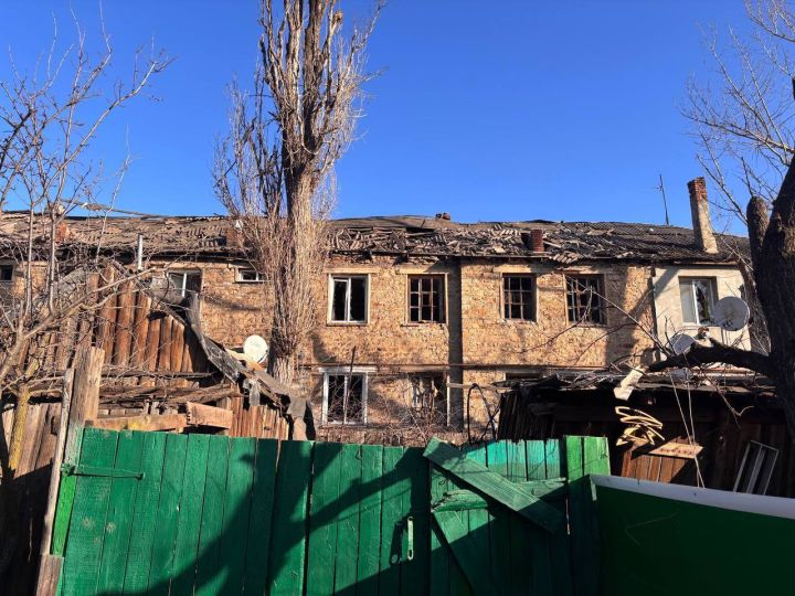 Очередная атака украинского дрона произошла ночью в ЛНР: удар пришелся по жилому дому