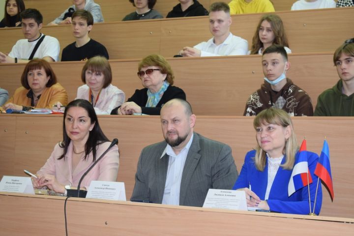 В ЛНР состоялся вебинар по подготовке выпускников к ЕГЭ