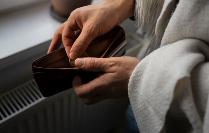 Ряду жителей ЛНР 13 марта досрочно перечислят пенсии на карты