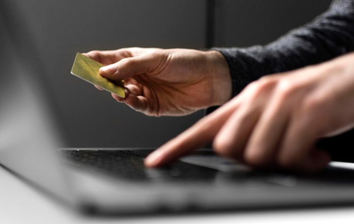 Жертвами мошенников в ЛНР стал ребёнок: он перевёл деньги на донат в игре 