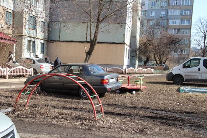 Газоны – не для машин! Как водители в Свердловске устроили парковку на детских площадках