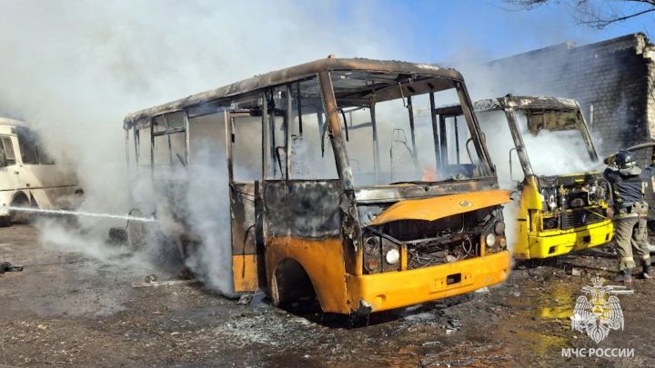 В Краснодоне загорелись два автобуса