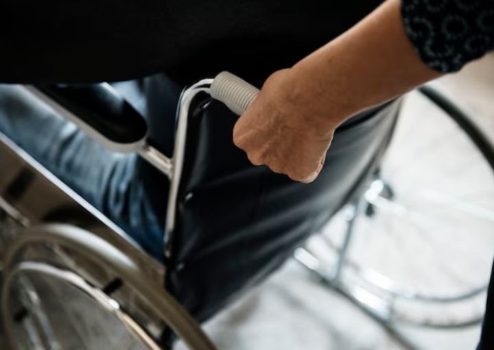 Уход за близким в ЛНР: как подтвердить и как включить в стаж