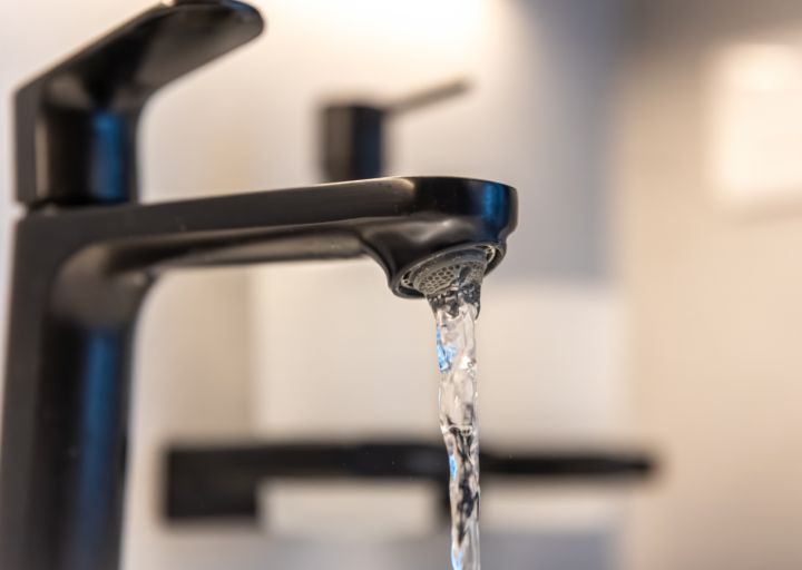 Жителей ЛНР предупредили о перебоях с водой 19 марта: в каких городах они ожидаются? 