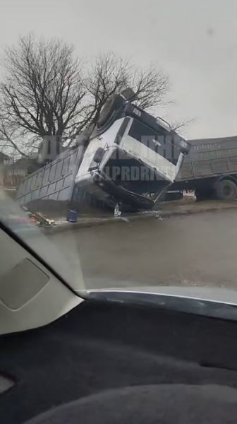 В ЛНР опрокинулась фура на одной из трасс - соцсети