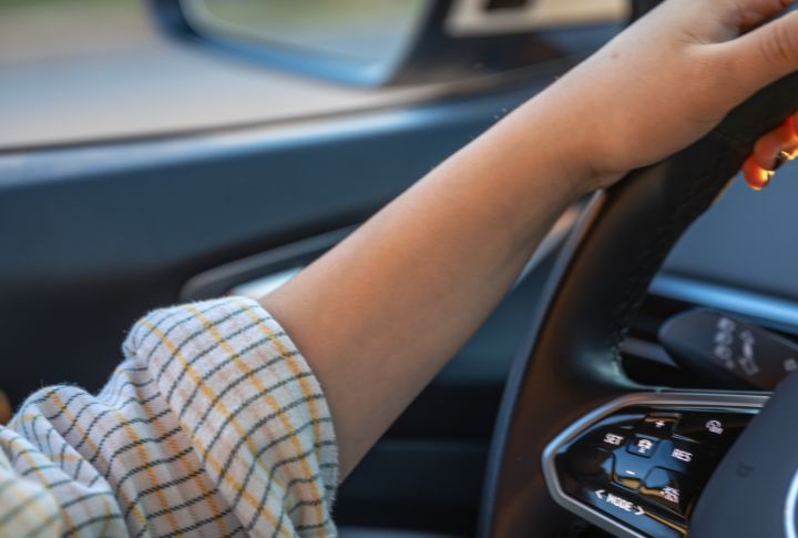 Школьникам ЛНР хотят начать выдавать права вместе с аттестатом