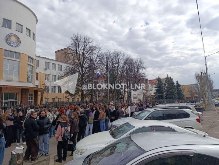 В Луганске эвакуировали студентов и персонал ЛГПУ - соцсети