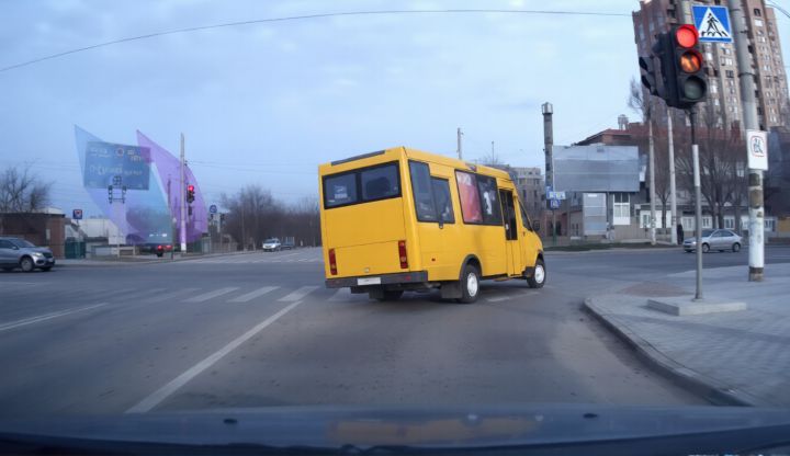 В Луганске наказали маршрутчика, который «пролетел» на красный свет светофора