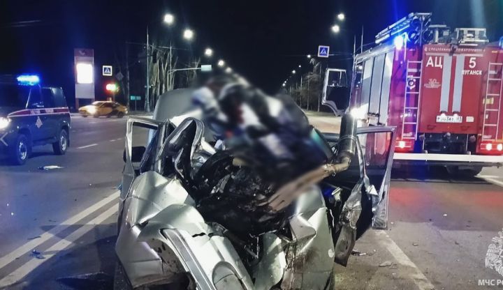 Девушка в груде металла и погибший мотоциклист: подробности жуткого ДТП в Луганске 