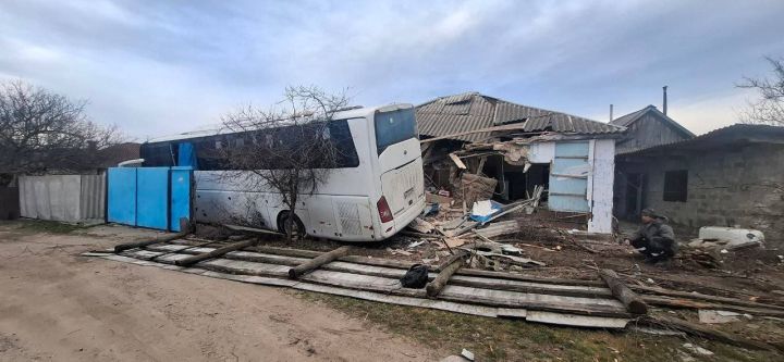 Московский автобус попал в ДТП в ЛНР: он съехал с трассы и врезался в дом 