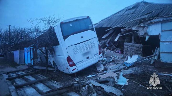 Водитель отвлекся? Названа причина ДТП с автобусом, протаранившим дом в ЛНР 