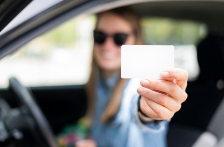 Луганчанку обманули на 150 тысяч при «покупке» прав: продавец оказался мошенником 