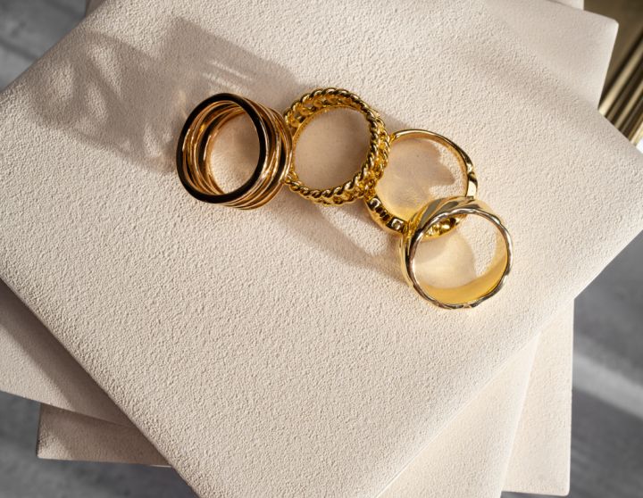 Житель ЛНР решил «навариться», продав бижутерию под видом золота 