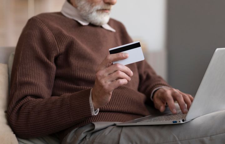 Пенсии за май в ЛНР выплатят раньше: кто получит деньги уже в апреле? 