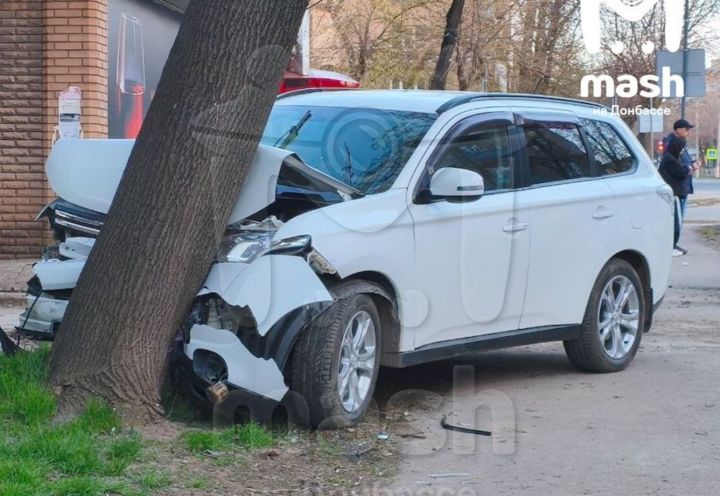 Жёсткое ДТП в Алчевске: пьяный водитель сбил ребёнка и врезался в дерево 