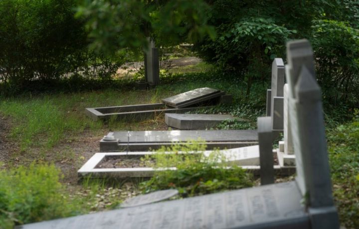 Как убрать на кладбище, не нарушив правила. Интервью с директором свердловской «Ритуальной службы»