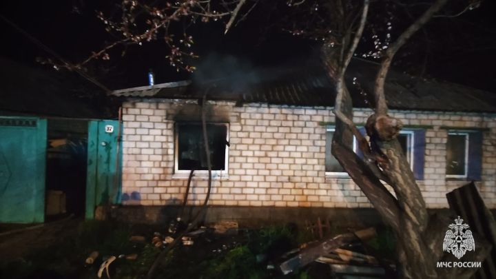 Один спасён, другой погиб из-за сигареты: в ЛНР за ночь произошли два пожара