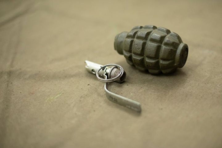 В Сватово мужчина бросил гранату в друга, посоветовавшего сдать её в полицию: парню оторвало голень 