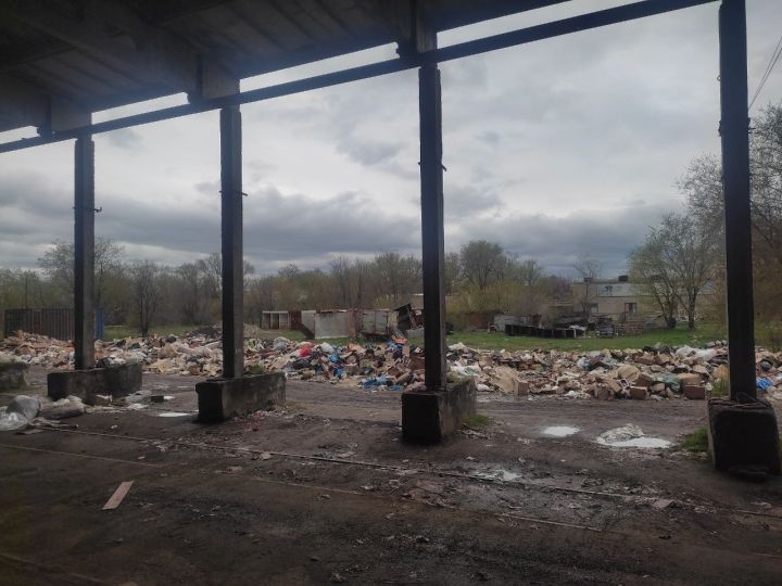 «Чистый» хаос: в Луганске уже месяц не вывозят отходы с мусорной площадки