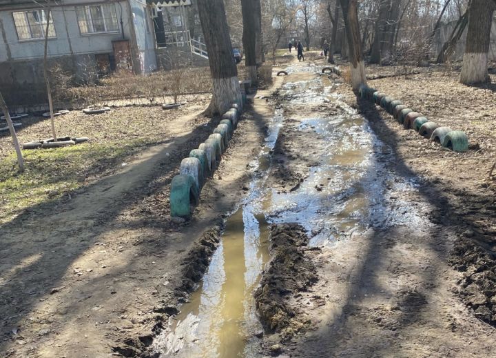 «Дороги сделали - про людей забыли»: луганчане бьют тревогу из-за отсутствия тротуаров и бордюров 