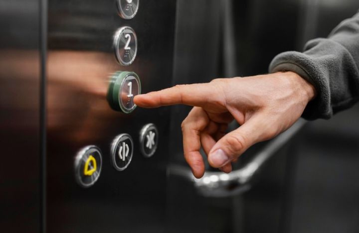 Плохие лифты. Жители ЛНР жалуются на работу новых подъёмников